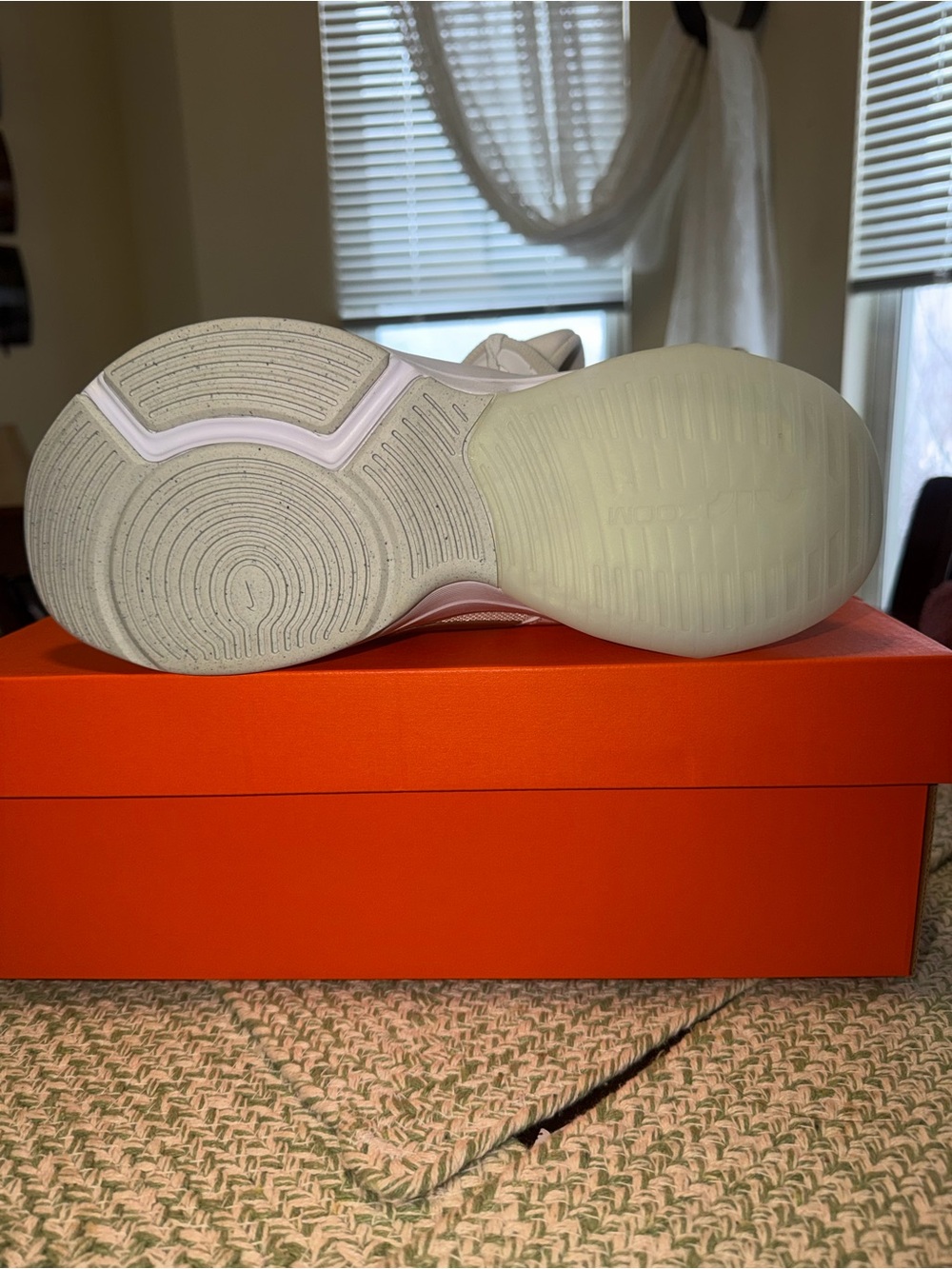 Nike women’s Zoom Bella 6 PRM White & Gold Low-Top Trainer size 10 new!! - Picture 6 of 11